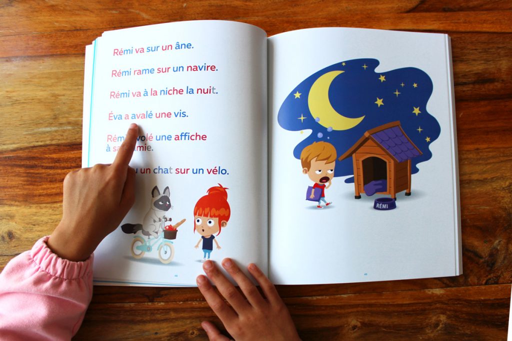 un enfant apprend à lire avec le livre Apili, illustré par Rémy Tornior